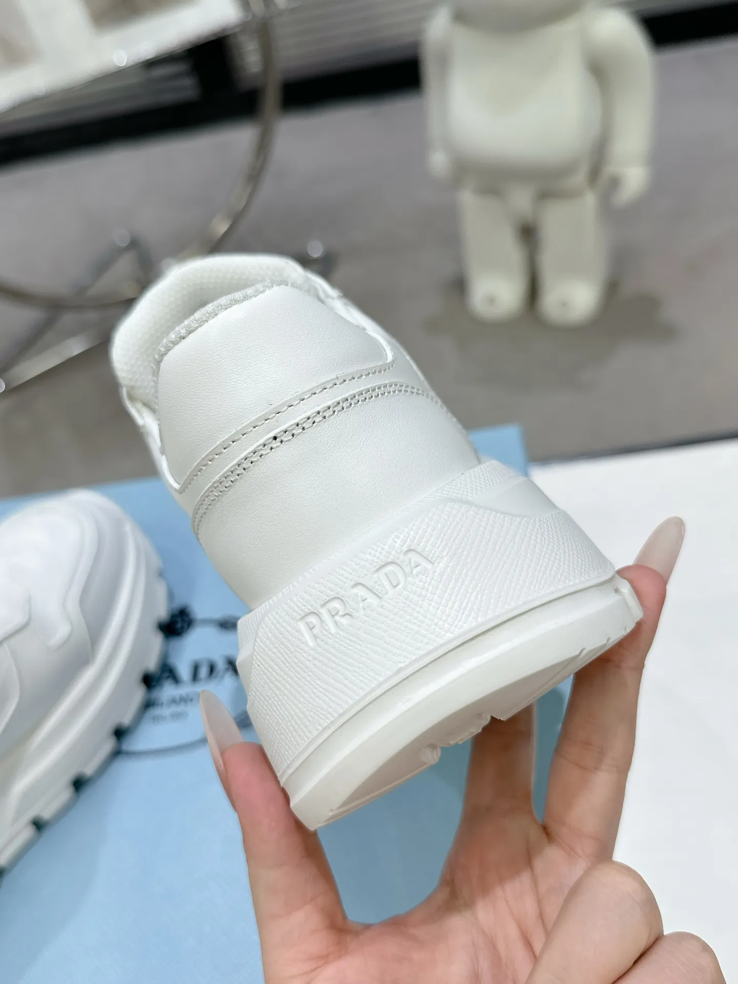 👟👟Ex-factory price 600👟👟 PRADA ²⁰²5𝐬𝐬Prada’s new product comes with strength! ❣️Many Internet celebrities have the same style, fashionable and versatile nice items, original shoes are developed and purchased from Italian counters, and are reproduced 1:1 according to the original taste. This year’s theme is not to be defined, embodying texture through simplicity💛From thick-soled sneakers to zigzag short boots to 2024 flat shoes, everything reveals a sure-fire momentum...combining gentleness and handsomeness, the finishing touch for women❤️ The top-grade open-edge beaded cowhide with imported cowhide triangle logo is consistent with the original version, the wear-resistant and ultra-light two-color outsole, and the sheepskin lining are breathable and comfortable. ⚛Size: Women's 35-40 ⚛Size: Men's 39-45 Original packaging accessories. ⚛